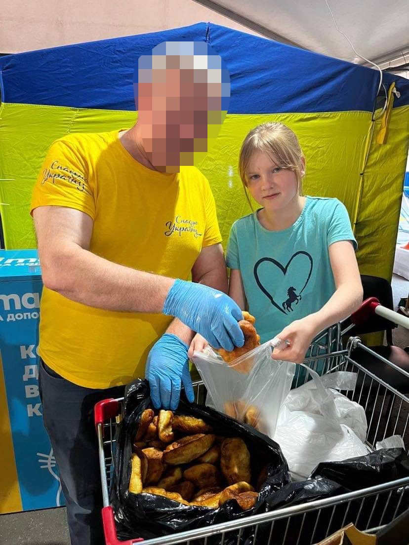 安吉麗娜和爸爸發送食物給難民